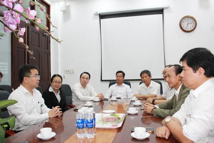 PGS.TS.BS Ngô Quốc Đạt - tân Hiệu trưởng Đại học Y khoa Phạm Ngọc Thạch (bìa trái) tiếp chuyện đoàn Hội Quân Dân Y Việt Nam và Chi hội Quân Dân Y TPHCM.