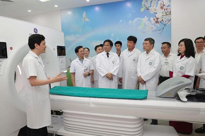 Thủ tướng Lê Minh Hưng nghe báo cáo về hệ thống thiết bị y tế hiện đại, công năng sử dụng tại Bệnh viện Bạch Mai cơ sở Ninh Bình.