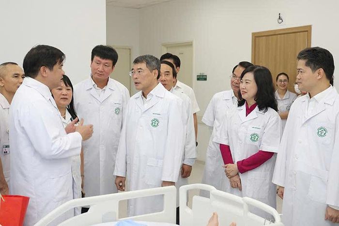 Giám đốc Bệnh viện Bạch Mai, PGS.TS Đào Xuân Cơ báo cáo với Thủ tướng Lê Minh Hưng và Bộ trưởng Bộ Y tế Đào Hồng Lan về kết quả 13 ngày hoạt động của Bệnh viện Bạch Mai cơ sở Ninh Bình.
