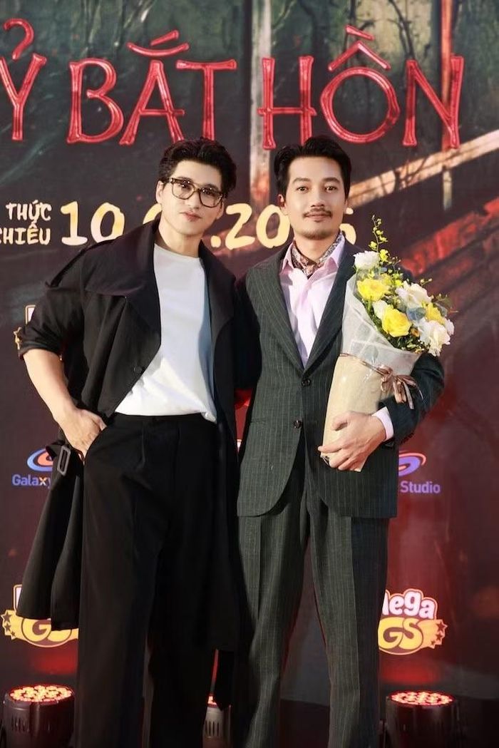 Ma Ran Đô đến chúc mừng Quang Tuấn.