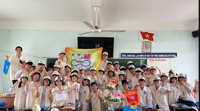  Thiên Phúc cùng các bạn trong các hoạt động tập thể. Ảnh: Fanpage Đoàn Trường THPT Vĩnh Bình - xã Đồng Sơn - tỉnh Đồng Tháp 