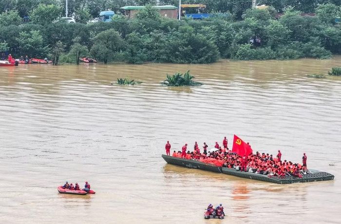 Lực lượng chức năng sơ tán những người bị mắc kẹt do hậu quả của bão Maysak ở Trung Quốc. Ảnh chụp ngày 9/7. Ảnh: Cao Yiming/ Xinhua via AP.