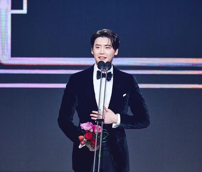 Lee Jong Suk lần đầu "mập mờ" ẩn ý về người yêu tại lễ trao giải.