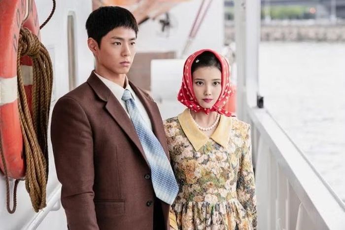 Câu trả lời của IU được nhận xét là thông minh khi không làm mất lòng Park Bo Gum - bạn diễn đóng vai Gwan Sik, lại tinh ý không đẩy bạn trai vào thế khó.