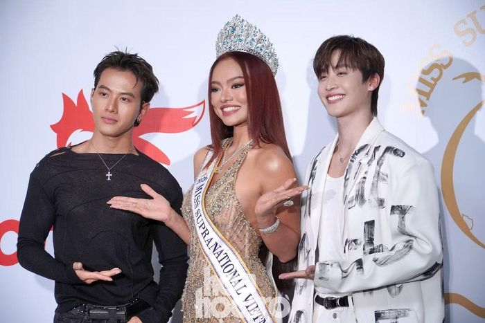 Hóa Trần (áo đen) và Kang Chul (áo trắng) tươi tắn bên cạnh Mai Ngô.