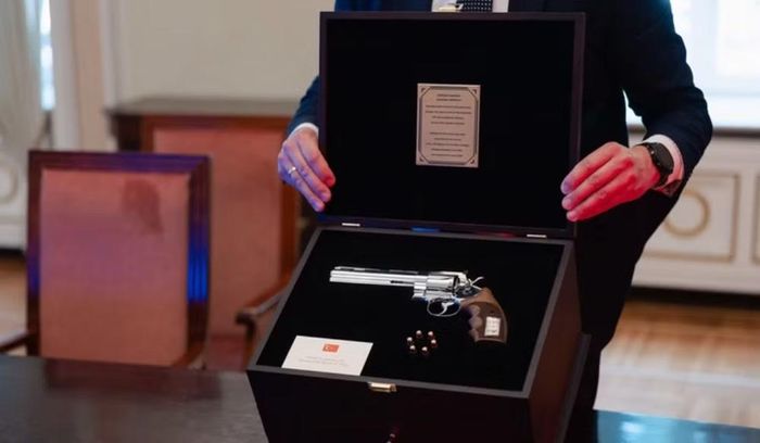 Theo những hình ảnh do Văn phòng Tổng thống Litva công bố, món quà là khẩu súng lục ổ quay Gumusay .357 Magnum, mẫu súng hiếm do nhà sản xuất vũ khí MKE của Thổ Nhĩ Kỳ chế tạo trong thập niên 1990. Đây được giới thiệu là khẩu súng lục ổ quay đầu tiên được sản xuất tại Thổ Nhĩ Kỳ.
