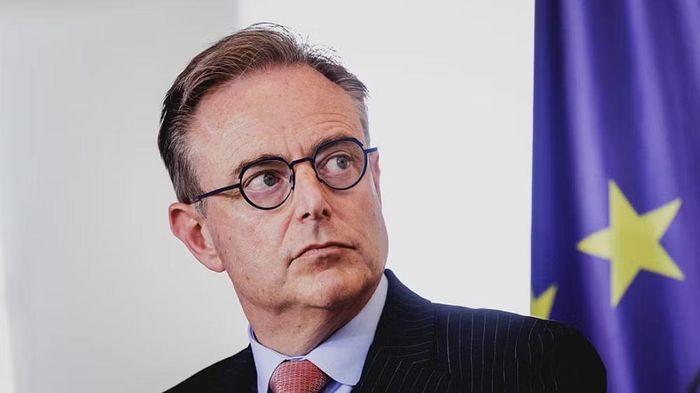Thủ tướng Bỉ ông Bart De Wever đã bàn giao khẩu súng cho cảnh sát sân bay Brussels để cất giữ trong két an toàn.
