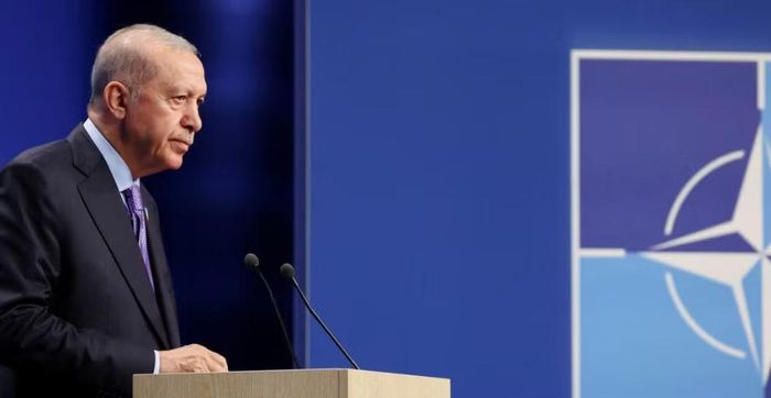 Để tạo bầu không khí tích cực, Tổng thống ông Recep Tayyip Erdogan đã dành cho ông Trump nghi thức đón tiếp đặc biệt khi trực tiếp ra chân cầu thang máy bay chào đón.