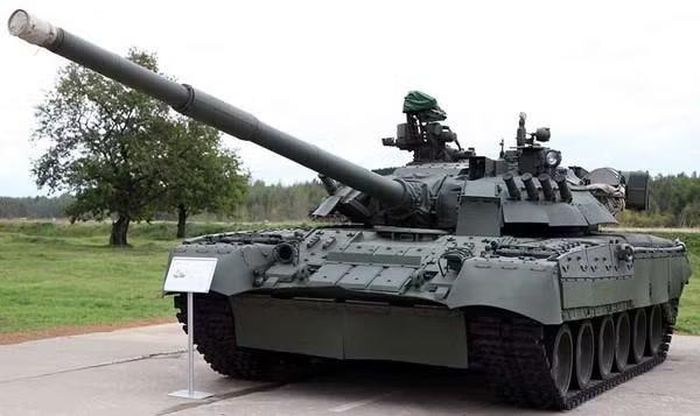 Theo giới quan sát, rất có thể như việc hiện đại hóa T-72A ra sản phẩm mới được gọi là phiên bản T-72B3M, xe tăng T-80 này cũng sẽ được đặt tên là T-80BVM thay vì T-80UE1 như hiện tại.