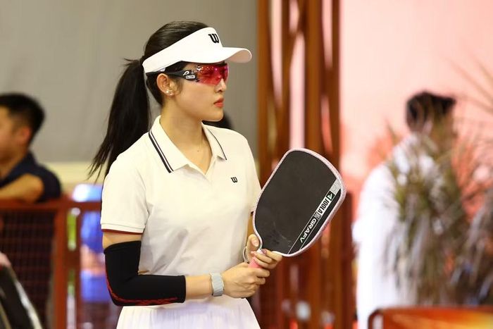 Được giới chuyên môn đánh giá cao trong nhiều giải đấu giao lưu trước đó, cô được bạn bè và các tay vợt đồng hành đánh giá là có lối đánh rất chủ động, kỹ thuật chuẩn chỉnh và chuyên nghiệp chứ không chỉ dừng lại ở mức phong trào