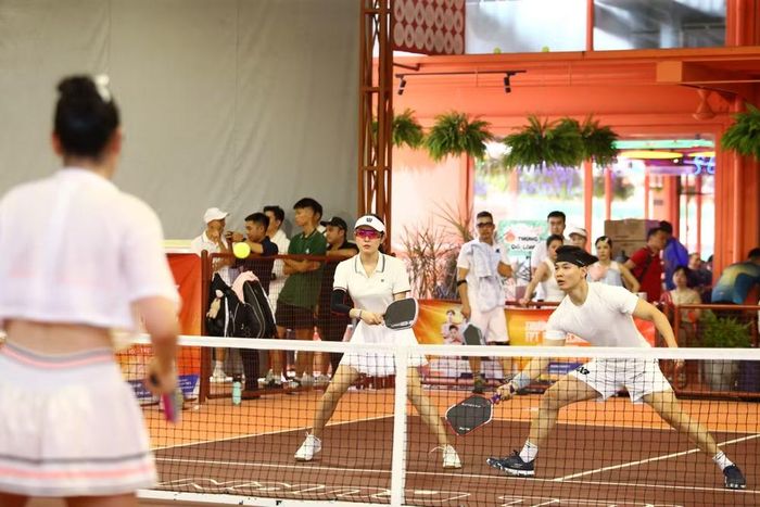 Cô sở hữu những pha gài bóng đầy khéo léo ở khu vực "bếp", kết hợp cùng những tình huống tấn công dứt khoát tại vạch cuối sân để tạo khoảng trống cho đồng đội dứt điểm