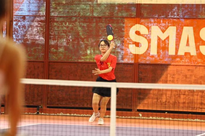 Kỹ thuật gài bóng đầy khéo léo ngay sát vạch "bếp" đòi hỏi sự tinh tế và cổ tay cực kỳ mềm mại của nữ vận động viên