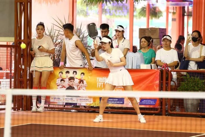 Di chuyển linh hoạt, giúp các nữ vận động viên làm chủ hoàn toàn không gian sân đấu của mình