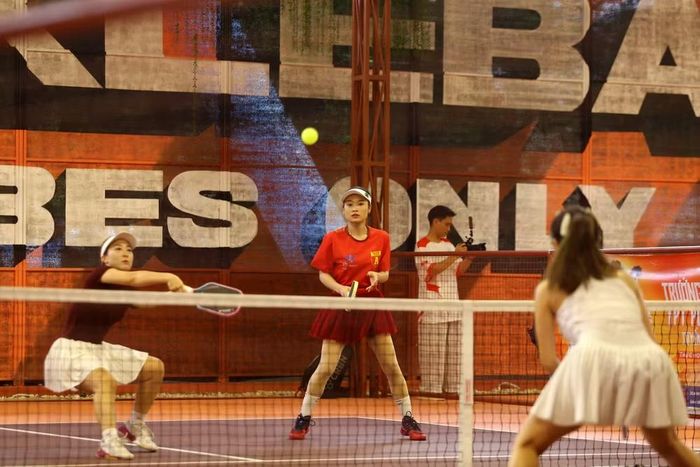 Một pha cứu bóng đầy lăn xả của bóng hồng trên sân Pickleball, chứng minh các tay vợt nữ tham gia giải đấu với tinh thần quyết liệt, không ngại va chạm