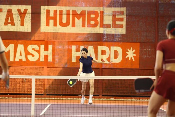 Không chỉ sở hữu nhan sắc, các nữ vận động viên tại giải đấu Pickleball 50 năm An ninh Thủ đô còn gây ấn tượng mạnh mẽ với những pha cứu bóng