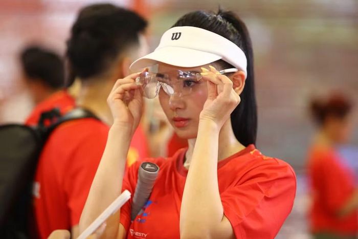 Khoảnh khắc đeo kính, chỉnh lại chiếc mũ lưỡi trai đầy cá tính trước giờ bóng lăn của bóng hồng Pickleball