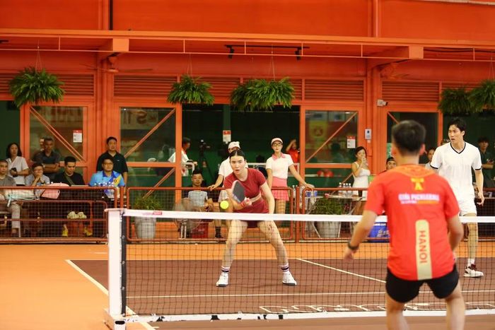 Một cú smash dứt khoát của một tay vợt nữ, thể hiện sự mạnh mẽ và lối đánh chủ động trong nội dung đôi nam nữ