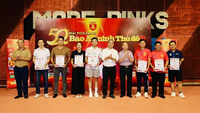 Cũng tại lễ bế mạc, ban tổ chức trao thư cảm ơn các nhà tài trợ, đơn vị đồng hành