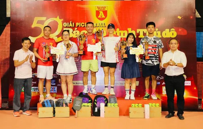 Nội dung đôi nam nữ, giải Nhất thuộc về cặp Hoàng Văn Công - Trịnh Thu Thảo. Giải Nhì là cặp Cao Oanh - Tạ Xuân Sơn. Đồng giải Ba là hai cặp Đỗ Huy Hoàng - Nguyễn Thị Thanh Mai, Đỗ Trọng Hiếu - Việt Hà.