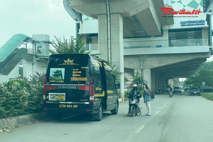 Xe khách của nhà xe Hà Hải dừng sát làn trái trên Quốc lộ 6 để chờ đón khách, gây cản trở giao thông.