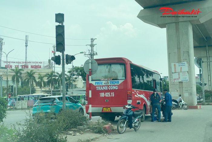 Trước cổng Bến xe Yên Nghĩa (tuyến Quốc lộ 6), mỗi ngày có mật độ phương tiện lưu thông rất lớn với đủ các loại xe tải, xe buýt, xe khách và xe máy. Tuy nhiên, thay vì đưa xe vào khu vực bến hoặc điểm đón, trả khách theo quy định, nhiều xe khách liên tỉnh vẫn ngang nhiên dừng, đỗ ngay trên lòng đường để đón trả khách và nhận hàng hóa.