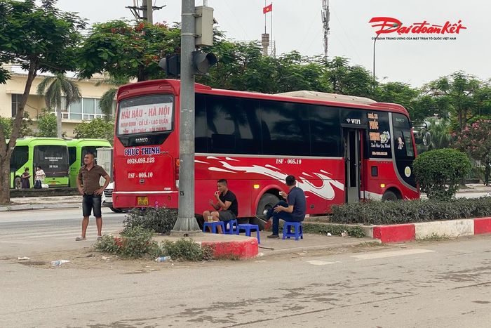 Đáng chú ý, xe khách Phúc Thịnh chạy tuyến Hải Hậu - Hà Nội không chỉ dừng đỗ giữa đường trong thời gian dài mà còn bật đèn cảnh báo, kê bàn ngay tại dải phân cách để ngồi uống trà đá, chờ gom khách. Hình ảnh này diễn ra công khai giữa tuyến đường có lưu lượng giao thông đông đúc, bất chấp các quy định về dừng, đỗ xe.