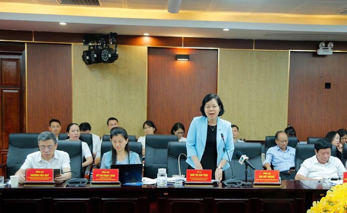 Bà Đàm Thị Vân Thoa, Phó Trưởng ban Dân chủ, Giám sát và Phản biện xã hội, Ủy ban TƯ MTTQ Việt Nam tham gia ý kiến tại hội thảo. Ảnh: HP. 