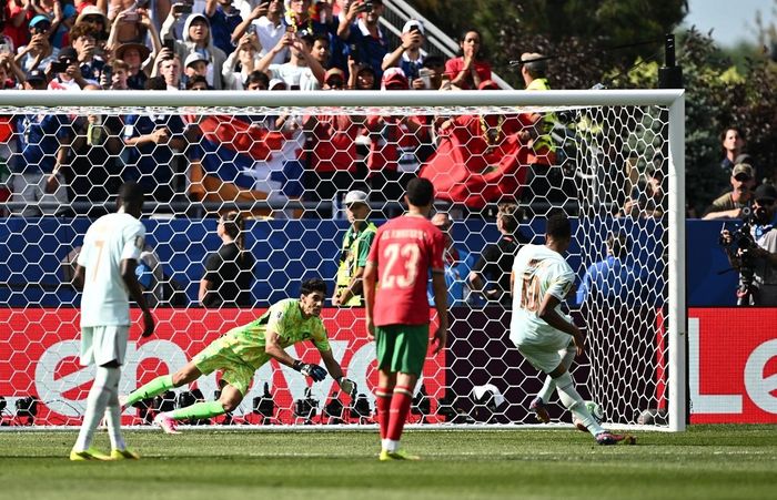  Quả đá penalty bị trì hoãn khiến Mbappe chịu áp lực lớn. 