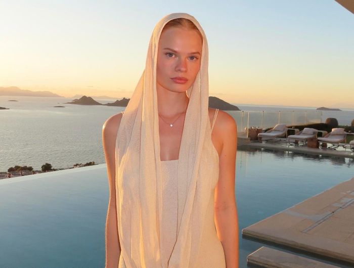 Anastasia Kostromitina (24 tuổi), người mẫu đang sinh sống tại Nga, mới đây trở thành hiện tượng mạng triệu view khi đăng video bắt chước loạt khoảnh khắc meme của tiền đạo Erling Haaland. Gương mặt góc cạnh, mái tóc vàng cùng biểu cảm không khác gì "chính chủ" khiến nhiều người xem phải thừa nhận Anastasia không khác gì "em gái Haaland".
