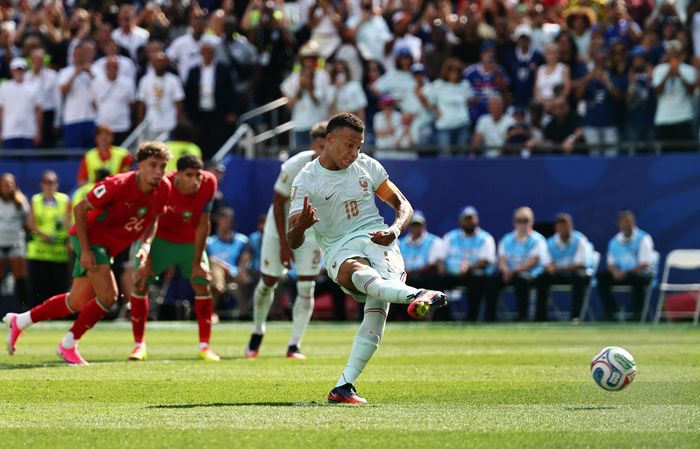  Mbappe hai lần tìm đến trọng tài Facundo Tello để hỏi về nguyên nhân khiến anh phải chờ quá lâu mới được thực hiện quả phạt đền. 
