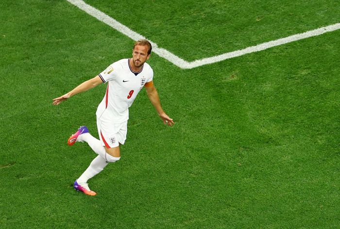  Khác với hai đối thủ kể trên, Harry Kane mang đến World Cup mẫu Skechers SKX 2 được thiết kế riêng. Tiền đạo tuyển Anh là gương mặt đại diện nổi bật nhất của Skechers trong bóng đá chuyên nghiệp. Thay vì tập trung vào tốc độ, SKX 2 được phát triển để hỗ trợ cảm giác chạm bóng và những cú dứt điểm chính xác, phù hợp với phong cách chơi bóng thiên về chọn vị trí và khả năng săn bàn của Kane. Ảnh: Issei Kato/Reuters. 