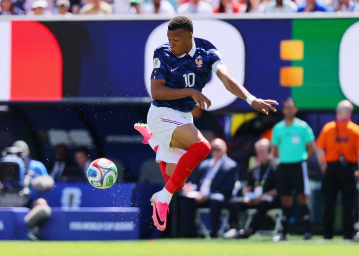  Trong khi đó, Kylian Mbappé tiếp tục trung thành với dòng Nike Mercurial Vapor 17 ở World Cup 2026. Phiên bản màu hồng phấn nổi bật được thiết kế dành cho những cầu thủ chơi tốc độ, ưu tiên khả năng bứt tốc và dứt điểm trong các tình huống chuyển trạng thái. Đây cũng là dòng giày gắn bó với chân sút người Pháp nhiều năm qua. Ảnh: Caean Couto/Reuters. 