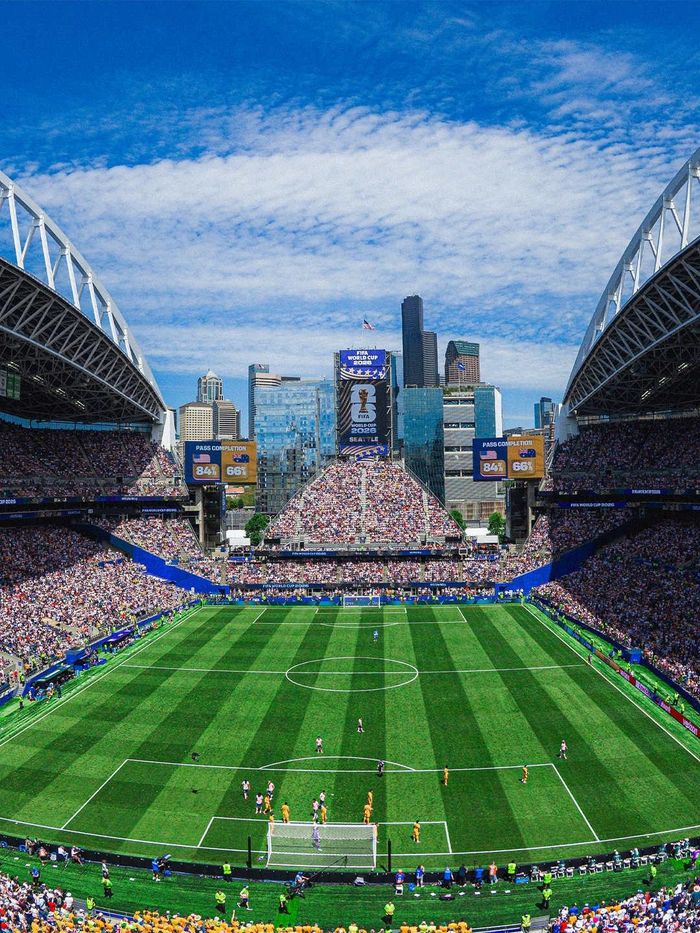  SVĐ Seattle khiến khán giả choáng ngợp khi hướng thẳng ra các tòa nhà chọc trời của thành phố. Tên vốn có là SVĐ Lumen Field, nơi đây cách trung tâm thành phố một quãng đi bộ ngắn, được khánh thành năm 2002. Đây là sân nhà của đội Seahawks thuộc NFL và đội Sounders thuộc MLS. Sân cỏ tự nhiên đã được trồng trên nền cỏ nhân tạo. Sân có sức chứa 69.000 khán giả. 