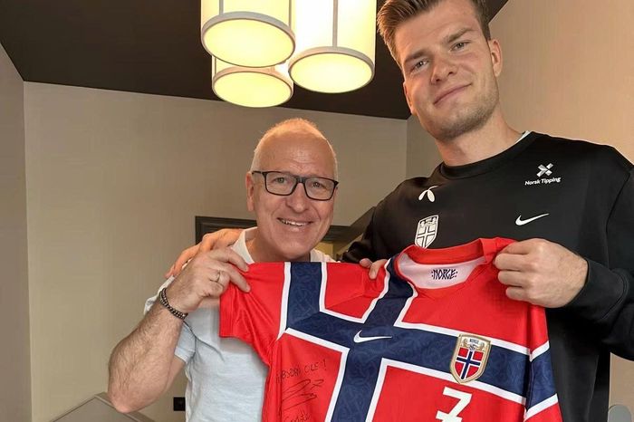 Gøran Sørloth và con trai Alexander cùng nhau giơ cao chiếc áo đấu của đội tuyển Na Uy. Ảnh: Gøran Sørloth. 