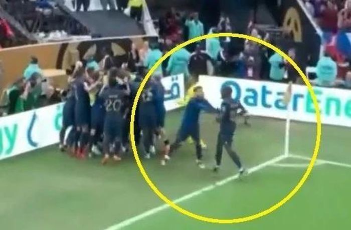  Theo Hernandez ngăn Dayot Upamecano chạy khỏi sân ăn mừng trong trận chung kết World Cup 2022. 