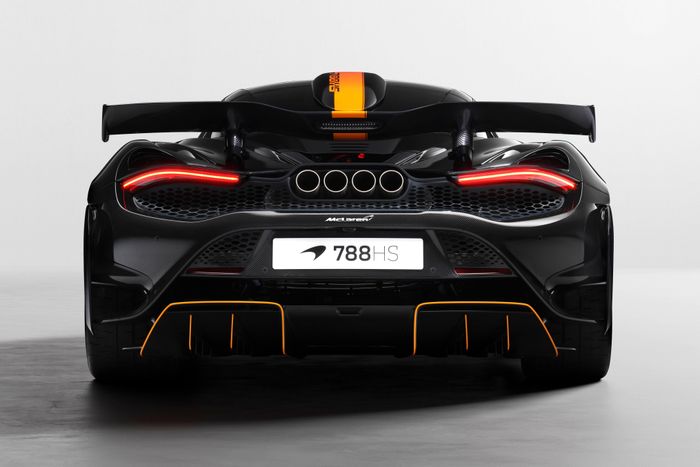  McLaren cho biết 788HS có khả năng tăng tốc 0-100 km/h trong 2,8 giây, tốc độ tối đa 330 km/h. Con số này không thay đổi so với 765LT, thậm chí siêu xe này chỉ hoàn thành đường đua drag trong 10,1 giây, chậm hơn 0,2 giây so với 765LT. 