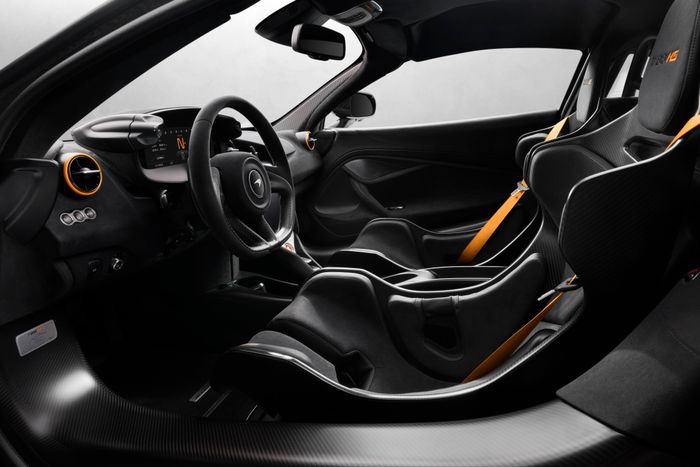  Nội thất của McLaren 788HS được thiết kế hướng đến người lái, nổi bật với bệ trung tâm bằng sợi carbon siêu nhẹ cùng các chi tiết nhận diện HS độc quyền và bảng kỷ niệm. 