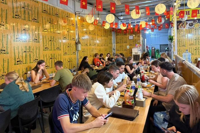 Tiệm bánh mì ở Cát Bà chủ yếu đón khách nước ngoài vào mùa cao điểm.