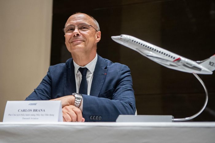 Ông Carlos Brana, Phó chủ tịch điều hành mảng máy bay dân dụng của Dassault Aviation, bên cạnh mô hình dòng máy bay Falcon 10X, tại Hà Nội sáng 9/7. Ảnh: Châu Sa.