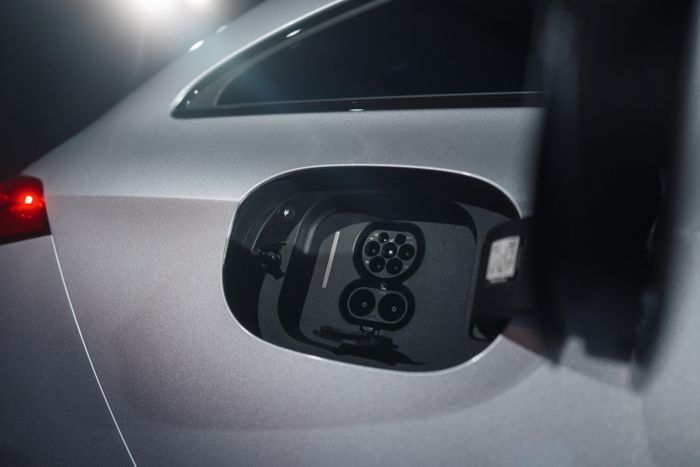 Trái với doanh số xe du lịch nói chung của Mercedes-Benz giảm so với cùng kỳ năm ngoái, doanh số xe thuần điện tăng 51% so với quý II/2025, giúp tổng lượng xe BEV đã bán ra từ đầu năm tới nay tăng 28%.