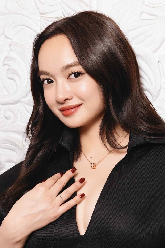  Kaity Nguyễn sinh năm 1999 tại TP.HCM và từng có thời gian sinh sống, học tập tại Mỹ. Cô bước vào điện ảnh năm 2017 với vai Linh Đan trong Em chưa 18, tác phẩm giúp tên tuổi nhanh chóng được công chúng biết đến. Sau đó, Kaity Nguyễn tiếp tục góp mặt trong nhiều dự án nổi bật như Tiệc trăng máu, Gái già lắm chiêu V, Người vợ cuối cùng, Công tử Bạc Liêu và Tử chiến trên không. 