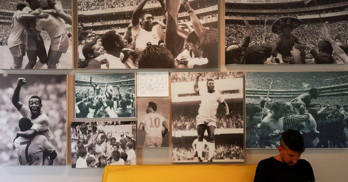 Hình ảnh của huyền thoại bóng đá Brazil Pele được trưng bày tại một triển lãm nơi công chúng có thể tham quan căn phòng mà Pele đã ở trước trận chung kết World Cup 1970, tại Hội nghị Liên Mỹ về An sinh Xã hội (CISS) ở Thành phố Mexico (Mexico). Ảnh: Reuters. 