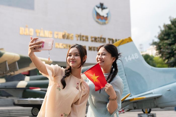  Hải Vy (TP.HCM) lần đầu đặt chân đến Bảo tàng Chứng tích Chiến tranh dịp 30/4/2025. Ảnh: Linh Huỳnh. 