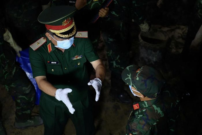  Thiếu tướng Trần Chí Tâm, Phó Chính ủy Quân khu 7, trực tiếp tham gia công tác tìm kiếm, quy tập tại hiện trường sáng 10/7. 