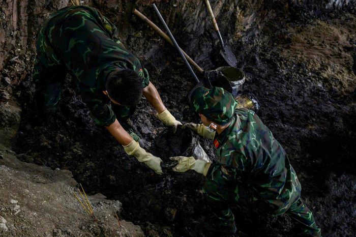  Các hài cốt được phát hiện ở độ sâu khác nhau, có vị trí xếp chồng nhiều lớp trong cùng một hố chôn. Mỗi khi xuất lộ dấu tích xương hoặc di vật, lực lượng quy tập đều dừng phương tiện cơ giới, chuyển sang bóc tách hoàn toàn bằng phương pháp thủ công nhằm bảo đảm giữ nguyên hiện trạng và tránh ảnh hưởng đến các di vật còn lại.