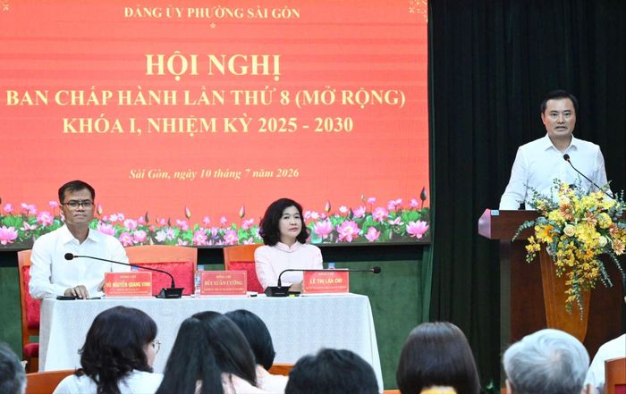  Bí thư Đảng ủy phường Sài Gòn Bùi Xuân Cường tiếp thu chỉ đạo tại hội nghị. Ảnh: Việt Dũng/Sài Gòn Giải Phóng.