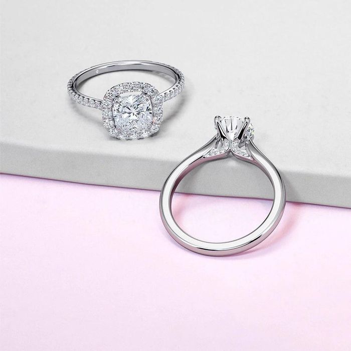  Bạch kim là chất liệu ít gây kích ứng, phù hợp với cả những người có làn da nhạy cảm. Ảnh minh họa: Harper Tait. 
