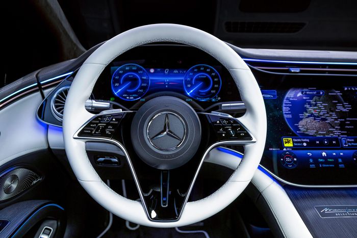  Đối với tính năng "Driver Camera" của Mercedes-Benz, camera giám sát người lái được tích hợp sau bảng đồng hồ taplo, có nhiệm vụ theo dõi vị trí đầu, hướng nhìn, tần suất chớp mắt và biểu cảm khuôn mặt của người lái. 