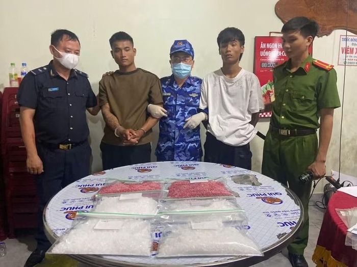Lực lượng chức năng bắt giữ hai đối tượng trú tại Đakrông và Tân Lập, thu giữ 38.000 viên hồng phiến cùng 4 kg ma túy đá. Ảnh: HQ/Vietnam+.