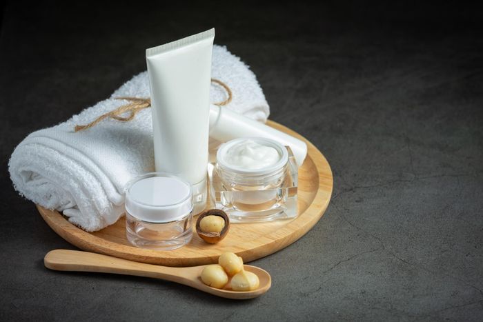 Thế hệ người tiêu dùng mới khiến ngành mỹ phẩm phải thay đổi để đáp ứng tiêu chuẩn cao hơn. Ảnh: Freepik.